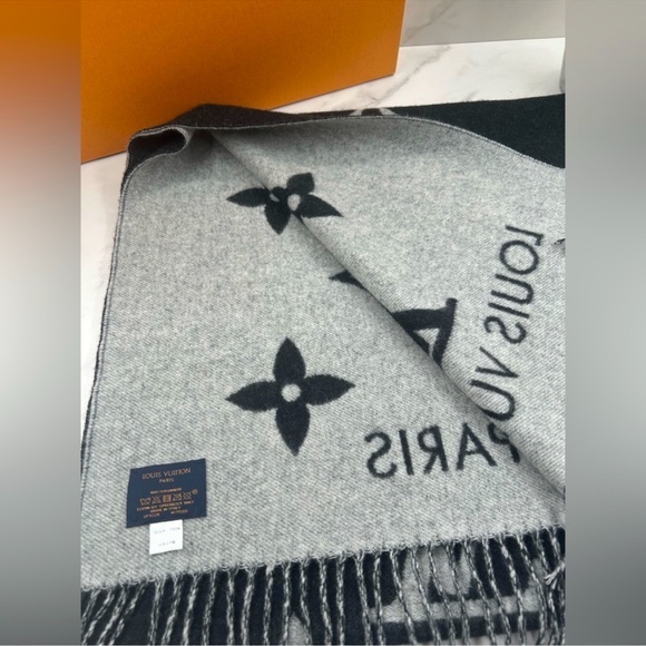 ❌SOLD❌🔥NEW, RARE🔥LOUIS VUITTON STUDDED CASHMERE REKYJAVIK SCARF - Picture 5 of 6